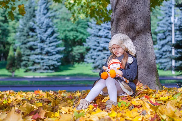 Linda niña en el cálido día soleado de otoño al aire libre —  Fotos de Stock