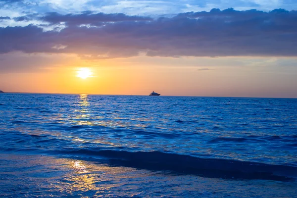 Atemberaubend schöner Sonnenuntergang an einem exotischen karibischen Strand — Stockfoto