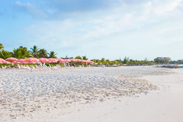 Doskonały biały plaży turkus wody na pięknej wyspie — Zdjęcie stockowe