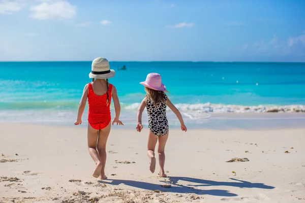 Två glada små flickor Njut av semester på vita stranden — Stockfoto