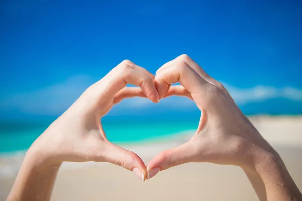 Cuore fatto da mani sfondo l'oceano turchese — Foto Stock