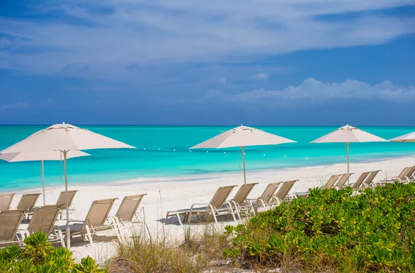 Sillas de playa en la exótica playa tropical de arena blanca — Foto de Stock
