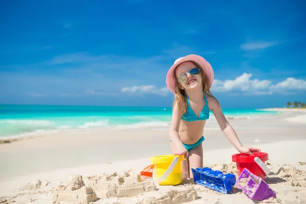 Little kid playing with beach toys during tropical vacation — Stock Photo, Image