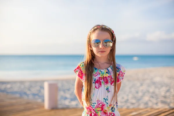 可爱的小女孩，在白色的热带海滩散步 — 图库照片