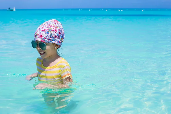 Happy little girl have fun at the sea during summer vacation — Zdjęcie stockowe