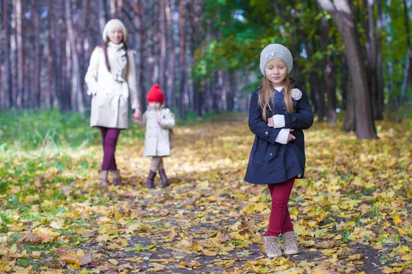 Niñas lindas y madre joven en el parque de otoño divertirse —  Fotos de Stock