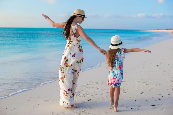 Мати і чарівна маленька дочка розважаються під час літніх канікул — стокове фото