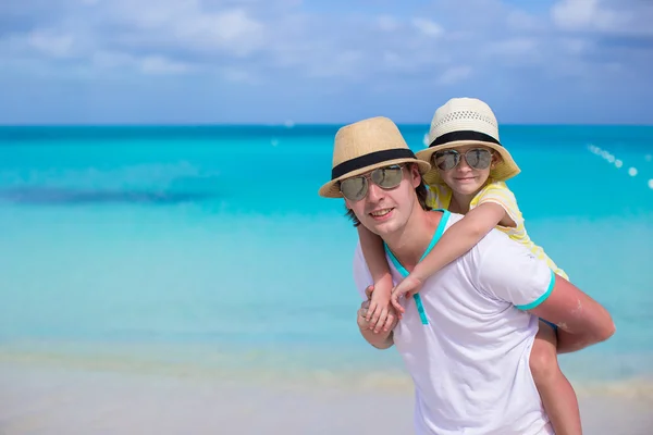 Šťastný otec a jeho roztomilá malá dcera bavit se na tropické pláži — Stock fotografie
