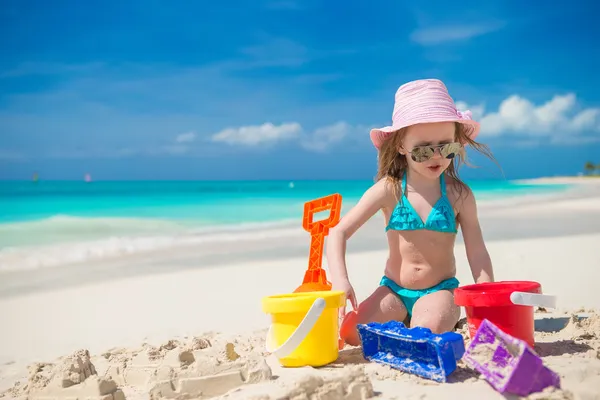 Adorable niña jugando con juguetes de playa durante las vacaciones de carroña —  Fotos de Stock