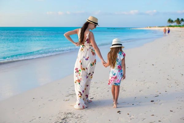 Schöne Mutter und ihre entzückende kleine Tochter genießen den Sommerurlaub — Stockfoto