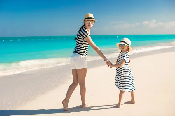 Gelukkig moeder en kleine dochter op Caribisch strand — Stockfoto