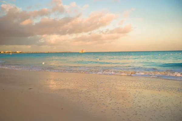 Superbe coucher de soleil sur une plage exotique des Caraïbes — Photo