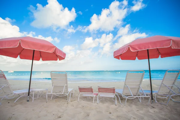 天堂观的热带空 plage 与伞和沙滩椅 — 图库照片