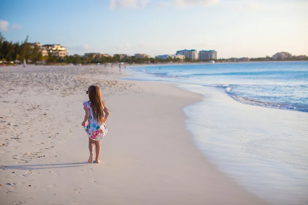 Adorable niña caminando en la playa tropical blanca al atardecer —  Fotos de Stock