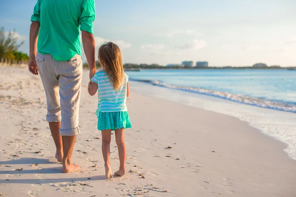 Mutlu baba ve sevimli küçük kızı plajda — Stok fotoğraf
