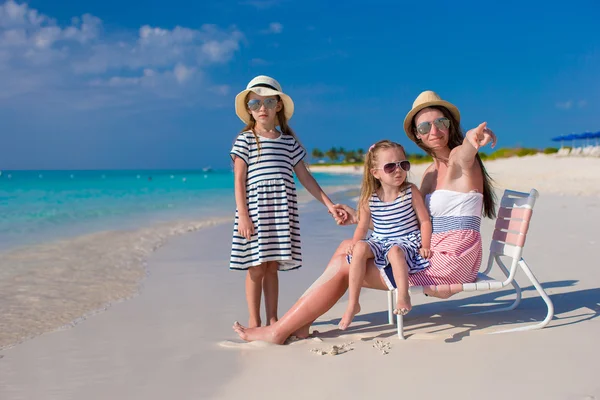 Young mother and her little daughters enjoy summer vacation — Stock Photo, Image