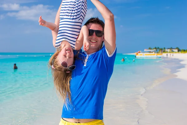 Gelukkig Papa plezier hebben met zijn schattig meisje op perfecte strand — Stockfoto