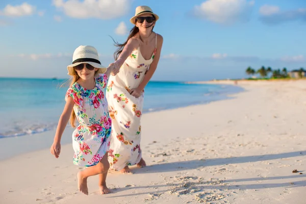 Madre y adorable hijita se divierten durante las vacaciones de verano —  Fotos de Stock