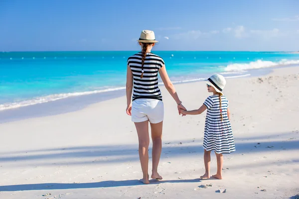 Achteraanzicht van moeder en kleine dochter op Caribisch strand — Stockfoto