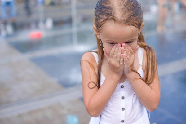 Niña divertirse en la fuente de calle abierta en el día de verano caliente —  Fotos de Stock