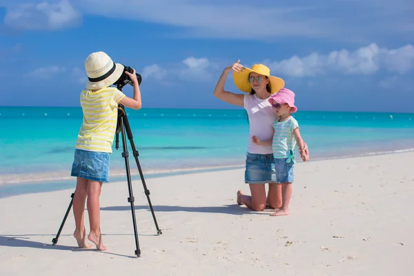 Little girl making photo of her family at the beach — Stock Photo, Image