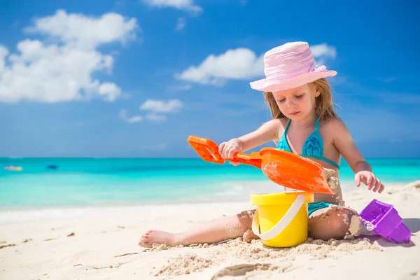 Urocza dziewczynka bawiąca się zabawkami na wakacjach na plaży — Zdjęcie stockowe