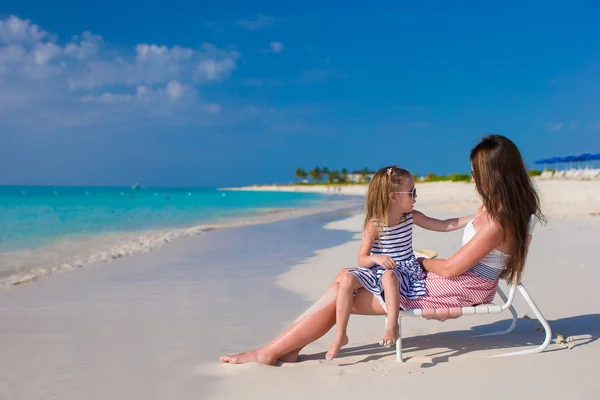 Joven madre y adorable hijita en la playa tropical —  Fotos de Stock