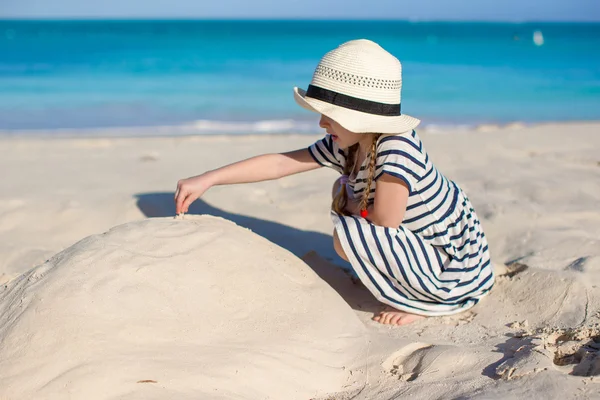 Маленькая милая девочка в шляпе на пляже во время отдыха на Карибах — стоковое фото