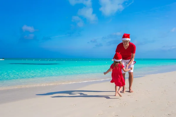 Father and daughter in Santa Hat have fun at tropical beach — Stock Photo, Image