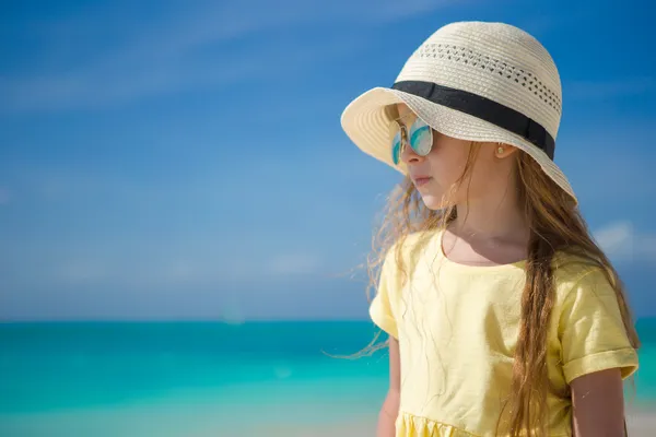 Glückliches kleines Mädchen am Strand während der Sommerferien — Stockfoto