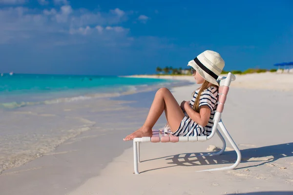 Little adorable girl in beach chair during caribbean vacation — Stock Photo, Image