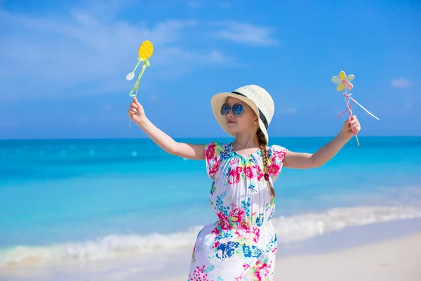 Niña feliz en sombrero en la playa durante las vacaciones de verano —  Fotos de Stock