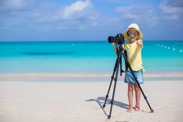 Little girl shooting with camera on tripod during her summer vacation — Stock Photo, Image