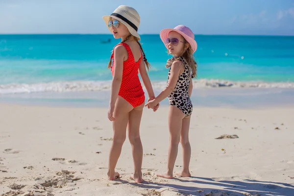 Two happy little girls enjoy vacation on white beach — Stock Photo, Image