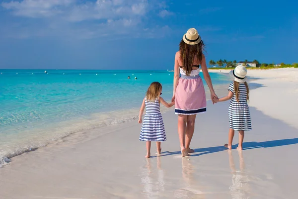Back view of mother and little daughters enjoy summer vacation — Stock Photo, Image