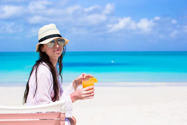 Krásná žena s koktejlem v ruce na pláži — Stock fotografie