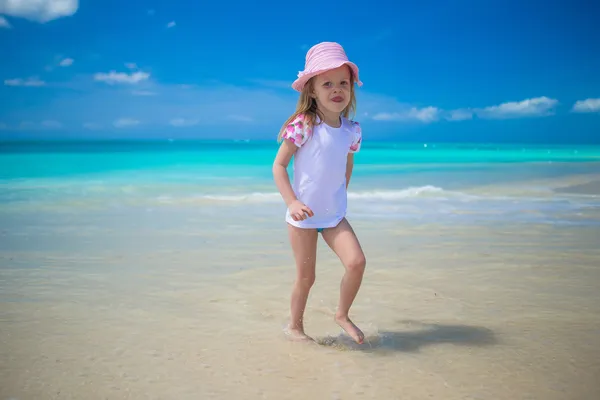 Petite fille mignonne jouant en eau peu profonde à la plage parfaite — Photo