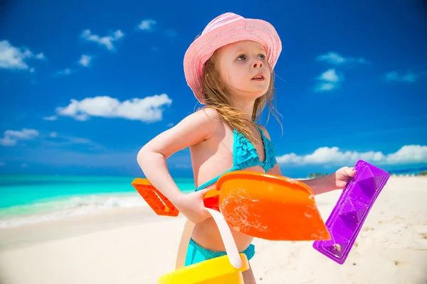 Little kid playing with beach toys during tropical vacation — Stock Photo, Image