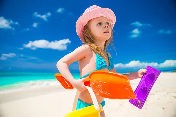 küçük bir çocuk sırasında tatil tropikal plaj oyuncakları ile oynarken