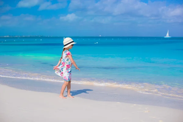 Søt liten jente på hvit strand i sommerferien – stockfoto