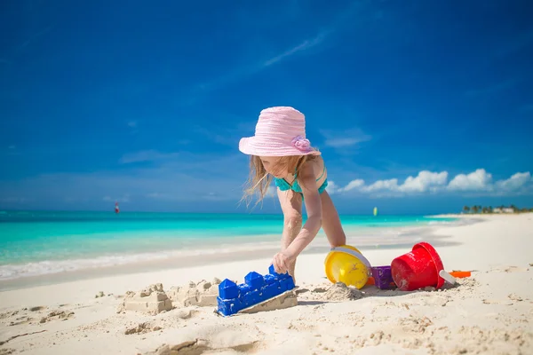 Küçük kız sırasında tatil tropikal plaj oyuncakları ile oynarken — Stok fotoğraf