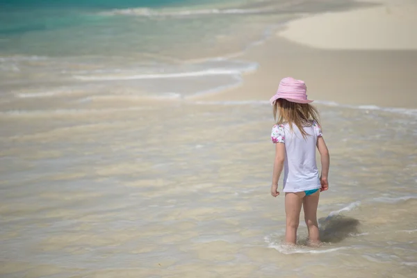 完璧なビーチで浅い水で遊ぶ愛らしい少女 — ストック写真