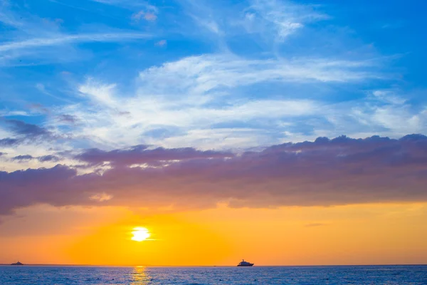在一个充满异国情调的加勒比海滩上令人惊叹的美丽的日落 — 图库照片