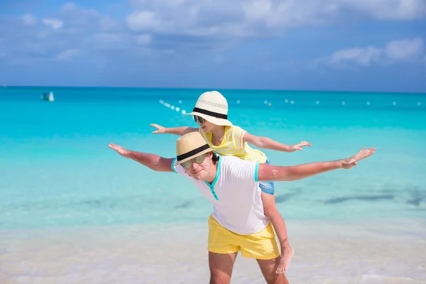 Pai feliz e sua adorável filhinha se divertem na praia tropical — Fotografia de Stock