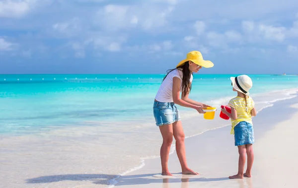 Mom and girl at tropical beach during summer vacation — Stock Photo, Image