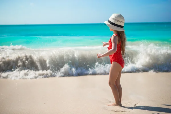 Šťastná holčička hraje na pláži během karibské dovolené — Stock fotografie