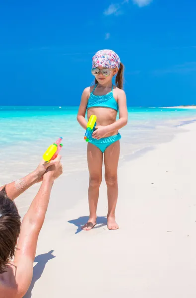 Père heureux et sa petite fille adorable à la plage tropicale s'amuser — Photo
