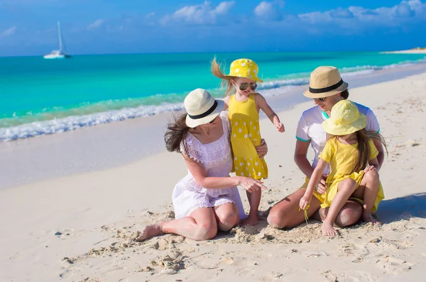 Gelukkige familie poseren op strand tijdens tropische vakantie — Stockfoto