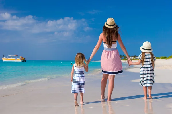 Joven madre y dos de sus hijos de moda en la playa exótica en el día soleado — Foto de Stock