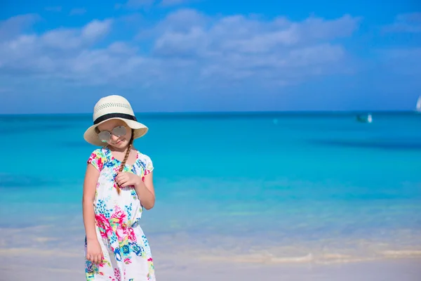 Очаровательная маленькая девочка, гуляющая по белому пляжу — стоковое фото